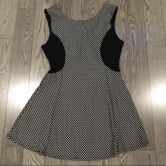 ๐ ๐ Black & white stretchy dress - Charlotte Russe